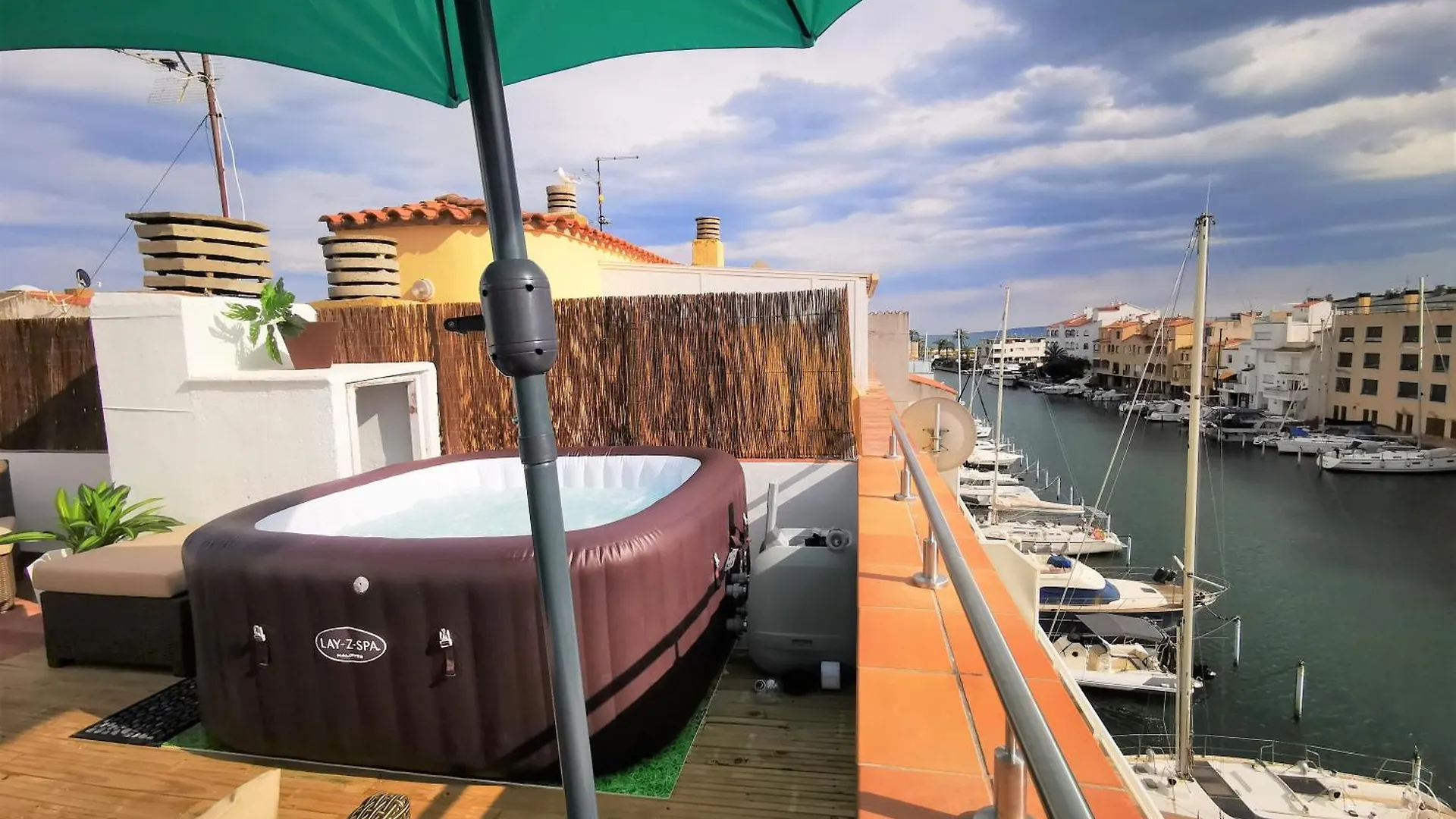 Rooftop 35m2 jacuzzi - plein sud - 2 chambres Empuriabrava Appartement
